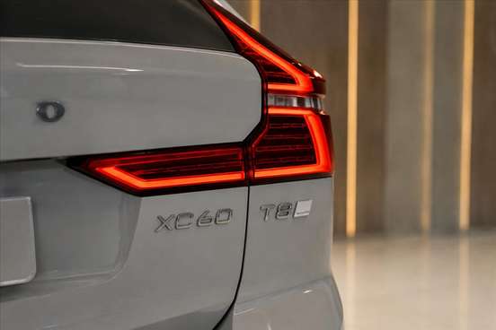 VOLVO-XC60-2025