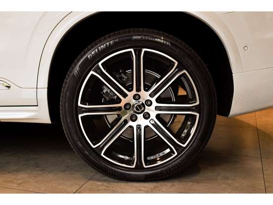 VOLVO-XC90-2019