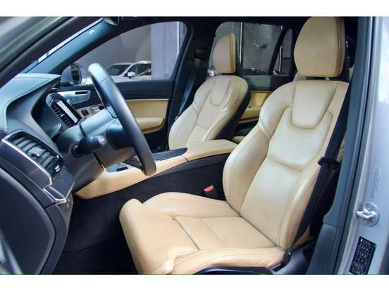 VOLVO-XC90-2023