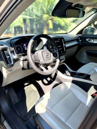 VOLVO-XC40-2021