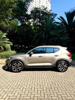 VOLVO-XC40-2021