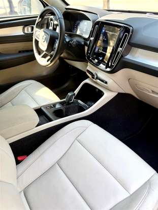 VOLVO-XC40-2021