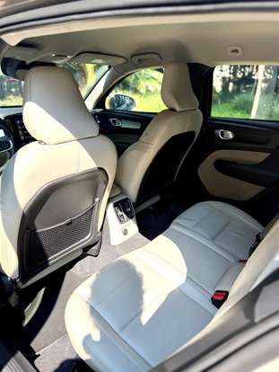 VOLVO-XC40-2021