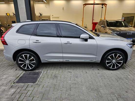 VOLVO-XC60-2022