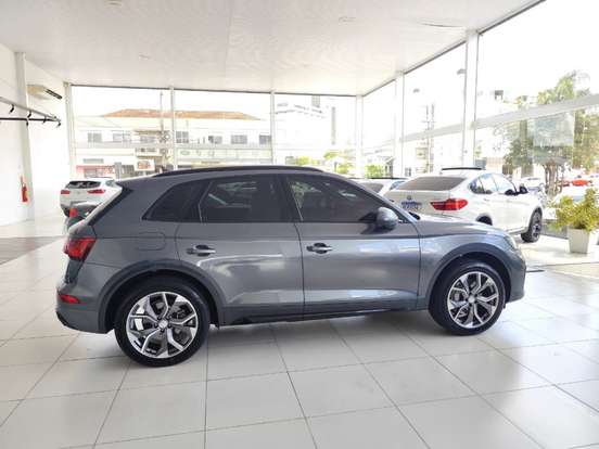 AUDI-Q5-2022