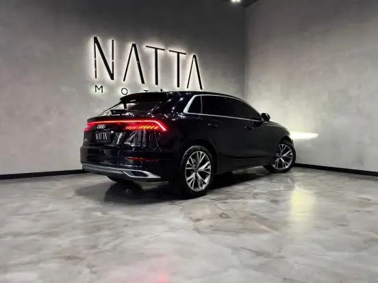 AUDI-Q8-2021