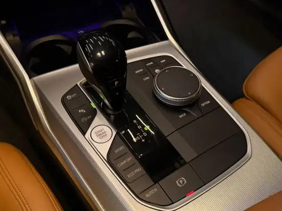 BMW-320i-2022