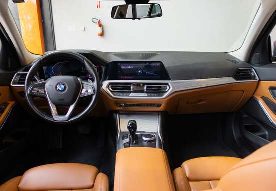 BMW-320i-2022