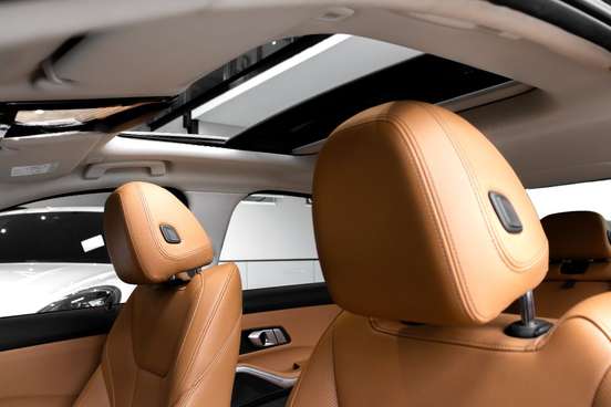 BMW-320i-2022