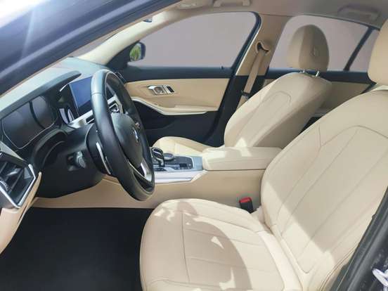 BMW-320i-2021