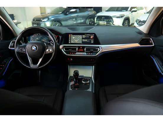 BMW-320i-2021