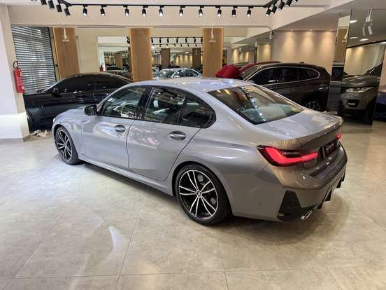 BMW-320i-2022