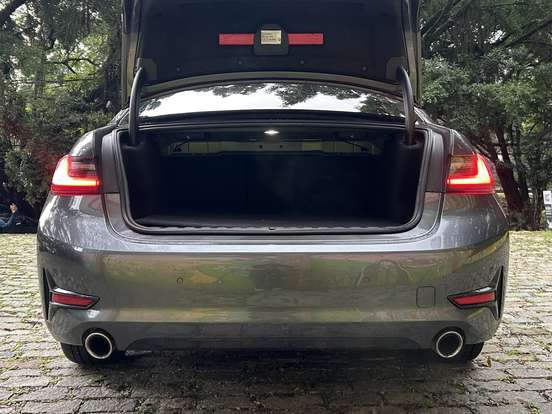 BMW-320i-2022