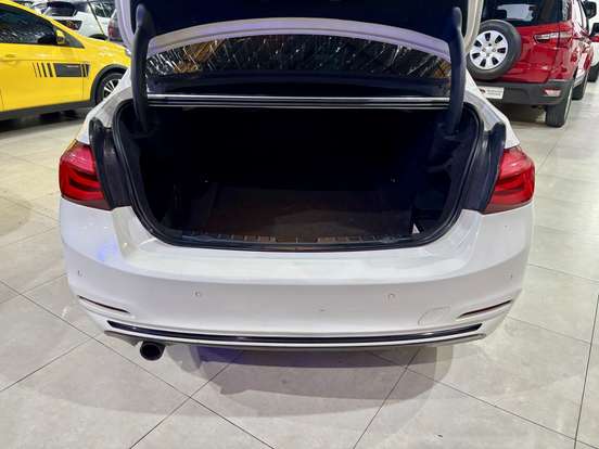 BMW-320i-2018