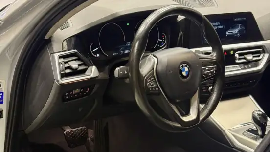 BMW-330i-2019