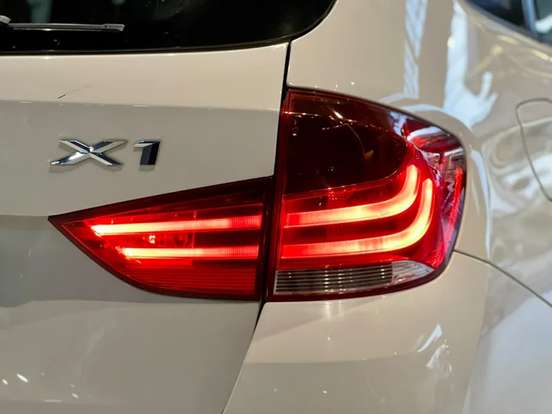BMW-X1-2.0 18I 4X2 24V GASOLINA 4P AUTOMÁTICO BMW-X1-2011