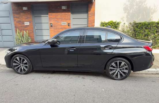 BMW-320i-2021