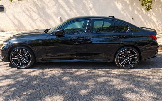 BMW-330e-2024