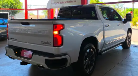 CHEVROLET-SILVERADO-5.3 V8 GASOLINA 1500 HIGH COUNTRY 4X4 AUTOMÁTICO CHEVROLET-SILVERADO-2023