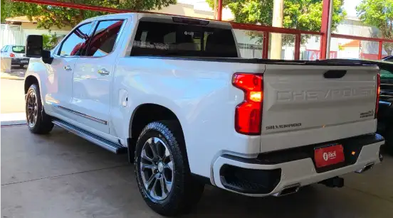 CHEVROLET-SILVERADO-5.3 V8 GASOLINA 1500 HIGH COUNTRY 4X4 AUTOMÁTICO CHEVROLET-SILVERADO-2023
