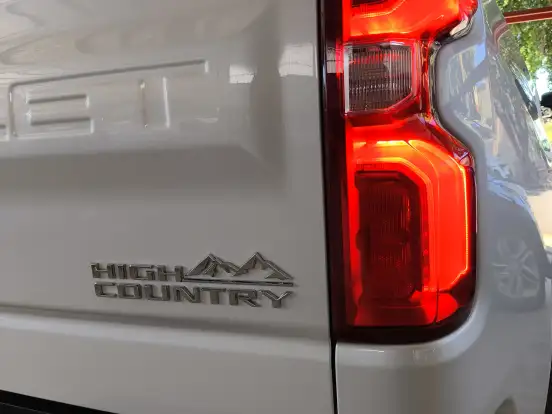 CHEVROLET-SILVERADO-5.3 V8 GASOLINA 1500 HIGH COUNTRY 4X4 AUTOMÁTICO CHEVROLET-SILVERADO-2023