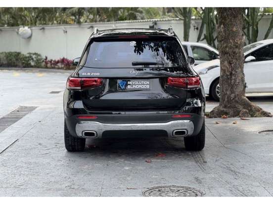 MERCEDES-BENZ-GLB 200-2023