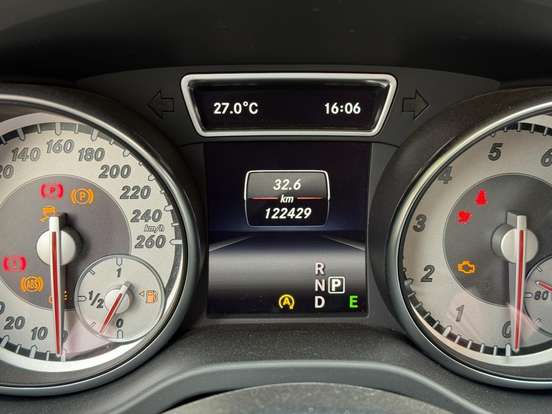 MERCEDES-BENZ-GLA 200-2015