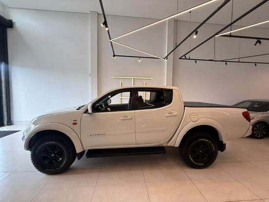 MITSUBISHI-L200 TRITON-2.4 HLS 4X2 CD 16V FLEX 4P MANUAL MITSUBISHI-L200 TRITON-2013