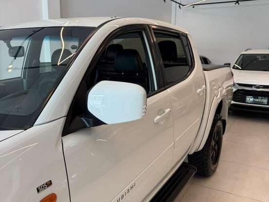 MITSUBISHI-L200 TRITON-2.4 HLS 4X2 CD 16V FLEX 4P MANUAL MITSUBISHI-L200 TRITON-2013