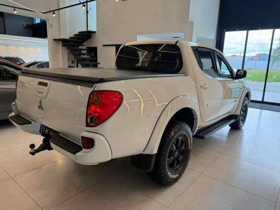 MITSUBISHI-L200 TRITON-2.4 HLS 4X2 CD 16V FLEX 4P MANUAL MITSUBISHI-L200 TRITON-2013