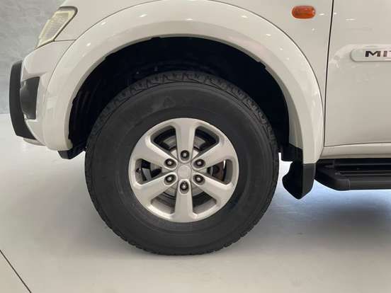 MITSUBISHI-L200 TRITON-3.5 HPE 4X4 CD V6 24V FLEX 4P AUTOMÁTICO MITSUBISHI-L200 TRITON-2011