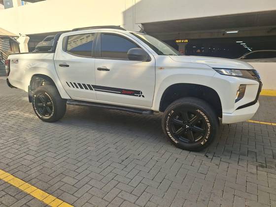 MITSUBISHI L200 TRITON 2.4 16V TURBO DIESEL SPORT GLS CD 4P 4X4 AUTOMÁTICO