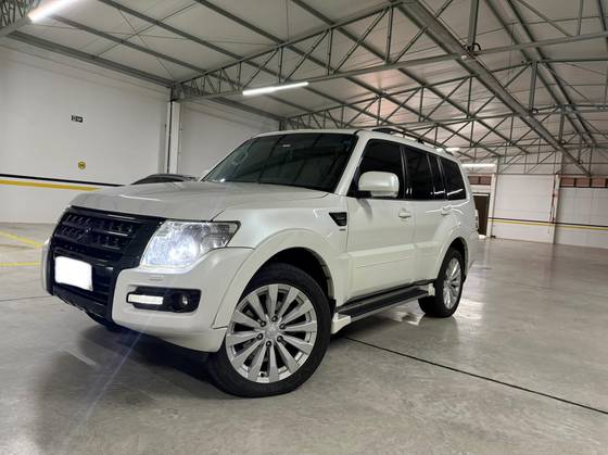 MITSUBISHI PAJERO 3.2 HPE S 4X4 7 LUGARES 16V TURBO INTERCOOLER DIESEL 4P AUTOMÁTICO