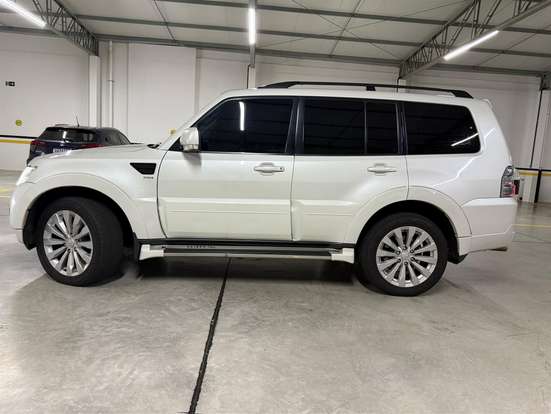 MITSUBISHI-PAJERO-2015