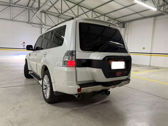 MITSUBISHI-PAJERO-2015