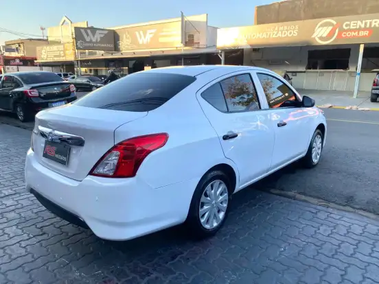 NISSAN-VERSA-2021