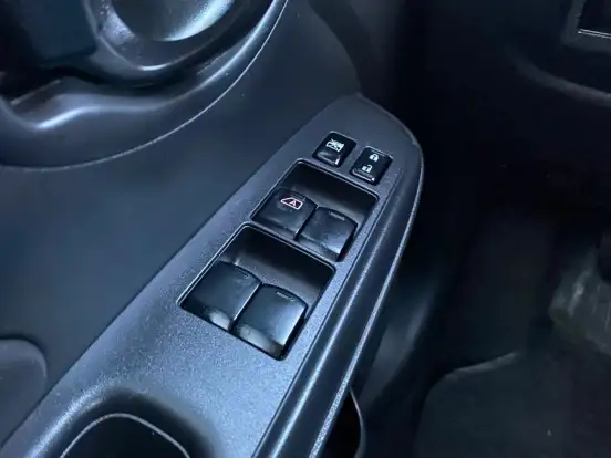 NISSAN-VERSA-2021