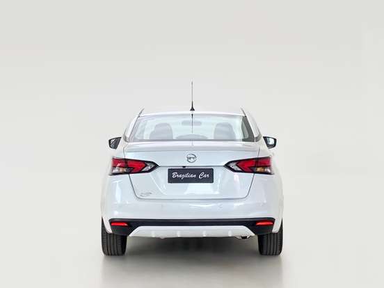 NISSAN-VERSA-2021