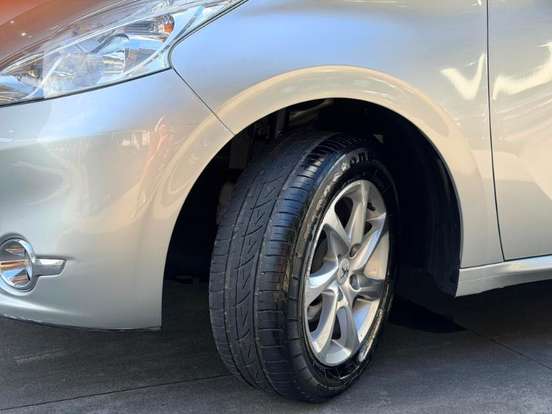 PEUGEOT-208-2015