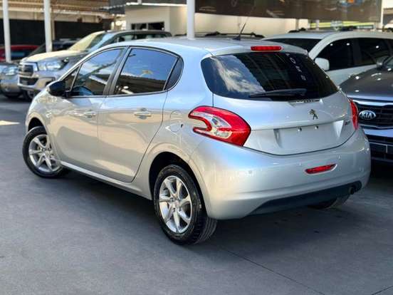 PEUGEOT-208-2015