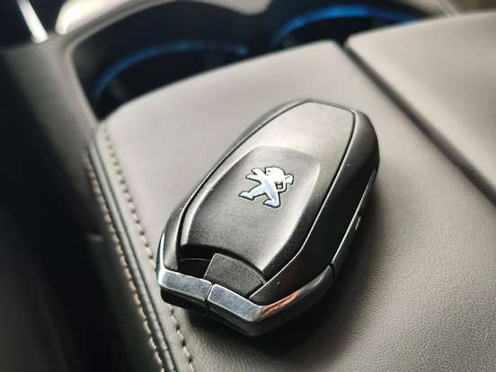 PEUGEOT-3008-2017