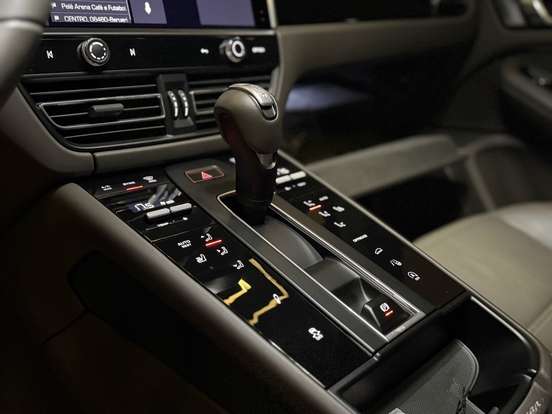 PORSCHE-MACAN-2025