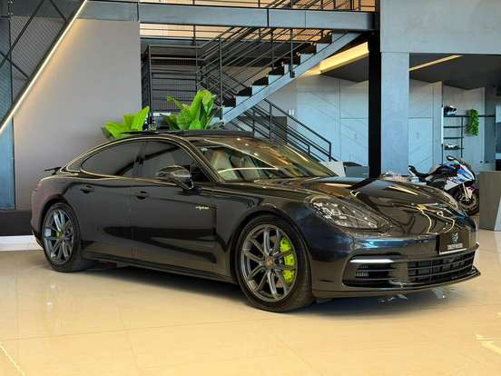 PORSCHE-PANAMERA-2017