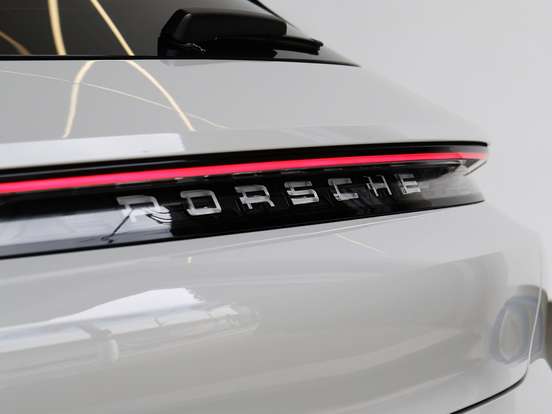 PORSCHE-TAYCAN-2023