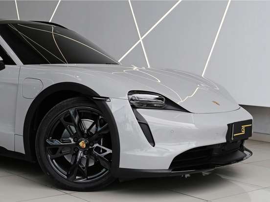PORSCHE-TAYCAN-2023