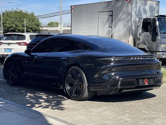 PORSCHE-TAYCAN-2020