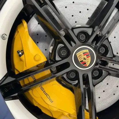 PORSCHE-TAYCAN-2023