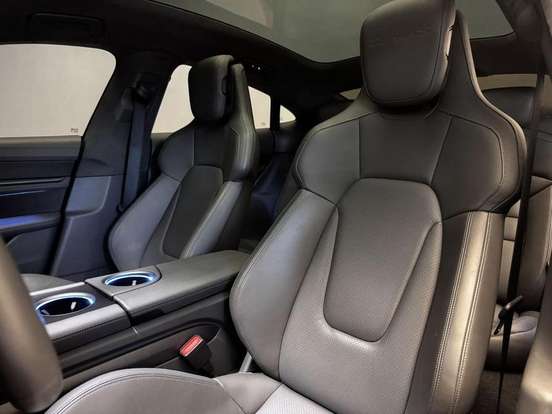 PORSCHE-TAYCAN-2020