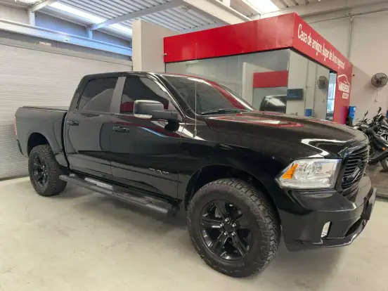 RAM-1500-5.7 V8 GASOLINA LIMITED NIGHT EDITION CD 4X4 AUTOMÁTICO RAM-1500-2023