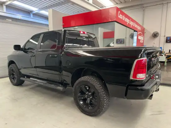 RAM-1500-5.7 V8 GASOLINA LIMITED NIGHT EDITION CD 4X4 AUTOMÁTICO RAM-1500-2023